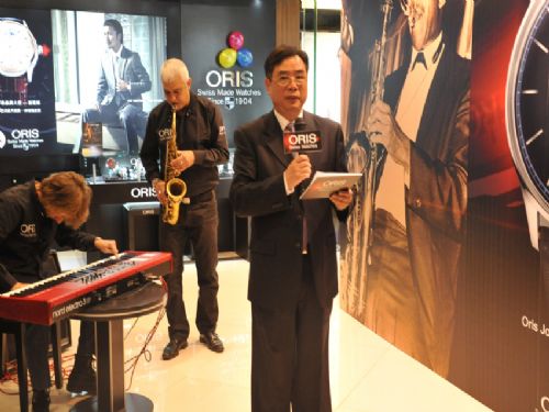  瑞士融合樂團(tuán)訪問巍雅斯名品商城