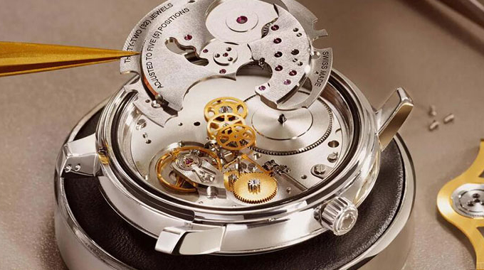 巍雅斯手表維修中心，經過40多年的不懈努力，已經打造出一支由57名中高級技師擔綱的70人專業團隊。