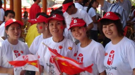 2008奧運(yùn)火炬在蘭州傳遞，歐米茄中國區(qū)副總裁Carlos先生是第8號(hào)火炬手，蘭州巍雅斯員工啦啦隊(duì)為奧運(yùn)加油